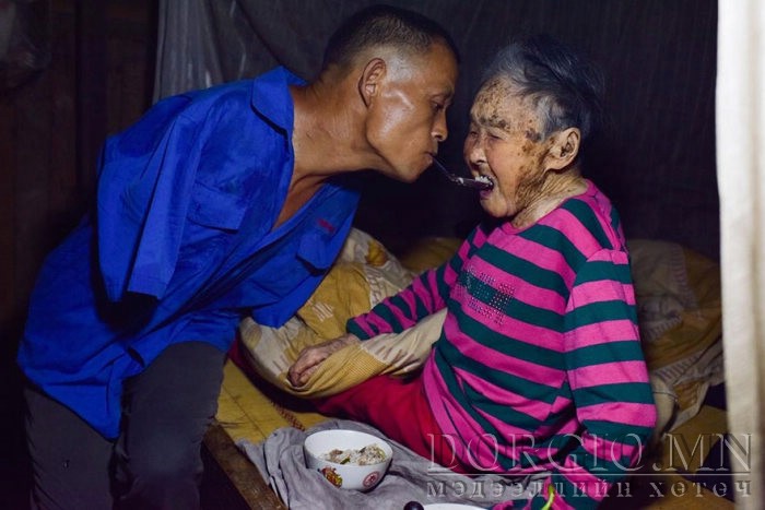 Гаргүй эр эхийгээ ингэж асардаг